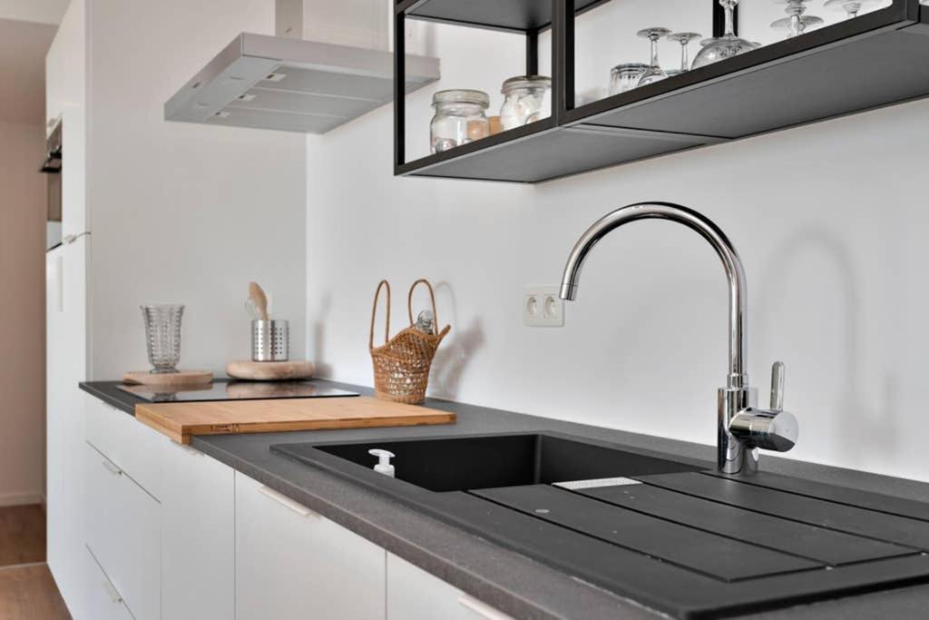Penthouse, Rooftop Terrace, Free Netflix, Wifi And Airco * Anversa